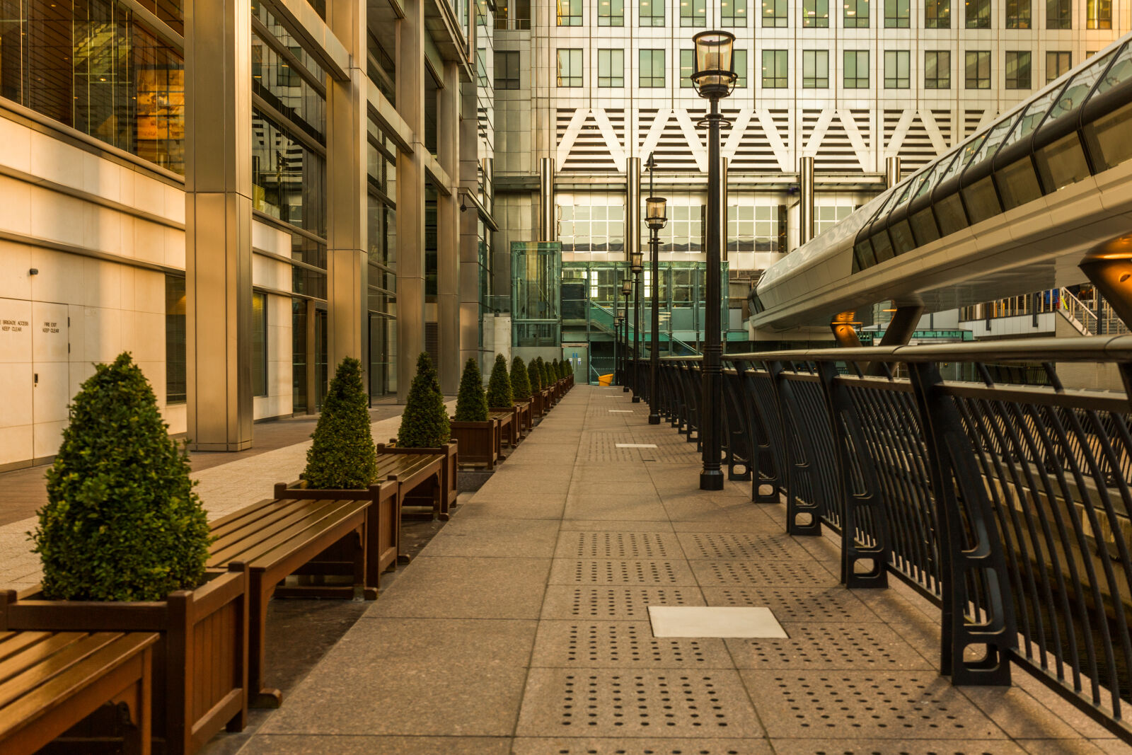 Sigma 35mm F1.4 DG HSM Art sample photo. Bench, bench, waiting, city photography