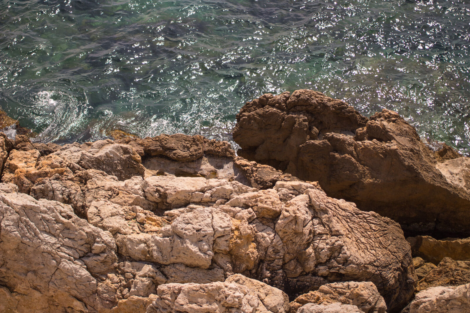 Canon EOS 1300D (EOS Rebel T6 / EOS Kiss X80) + Canon EF 40mm F2.8 STM sample photo. Beach, france, nice, rocks photography