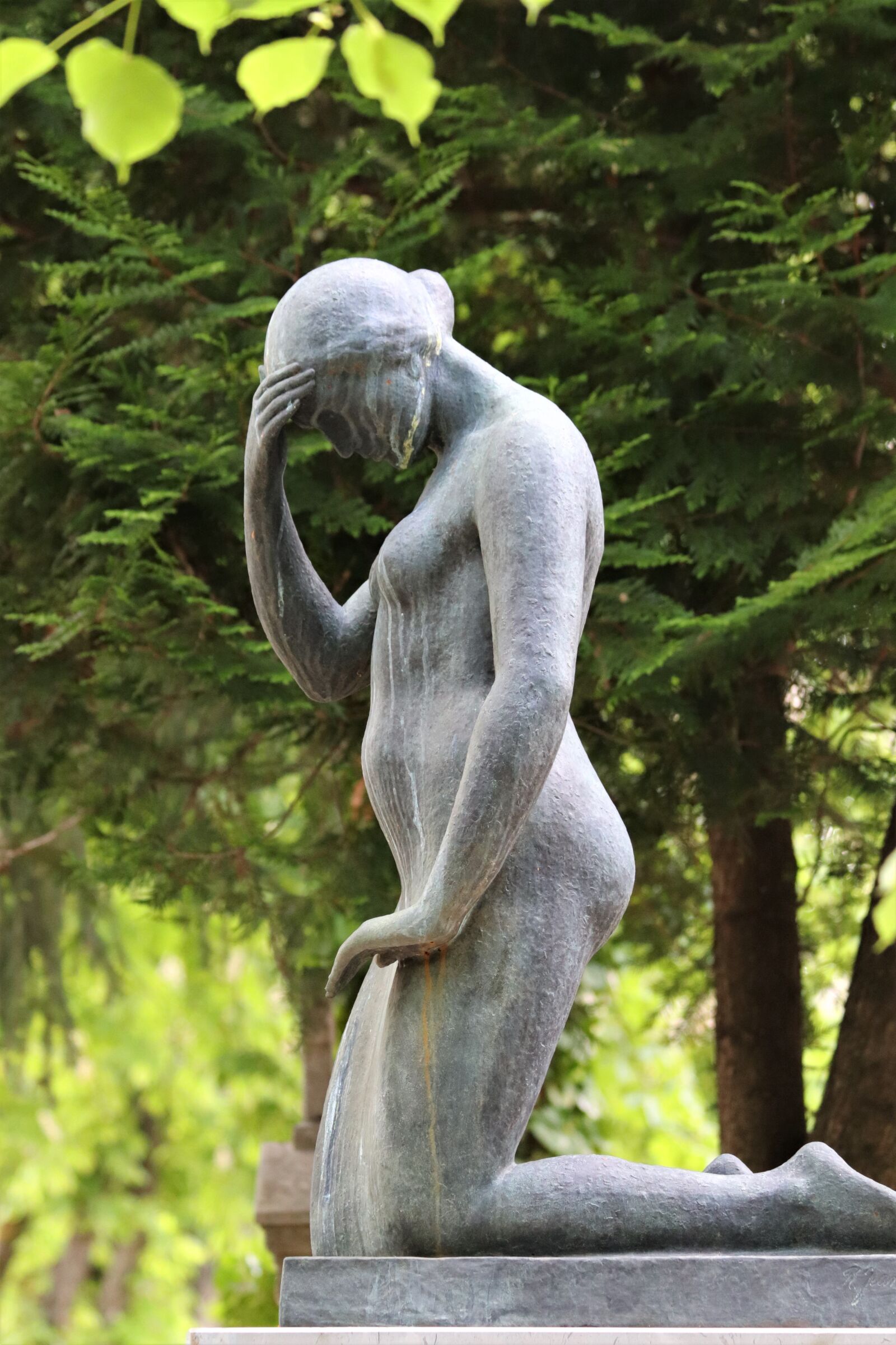 Canon EOS 200D (EOS Rebel SL2 / EOS Kiss X9) sample photo. Woman, sculpture, monument photography