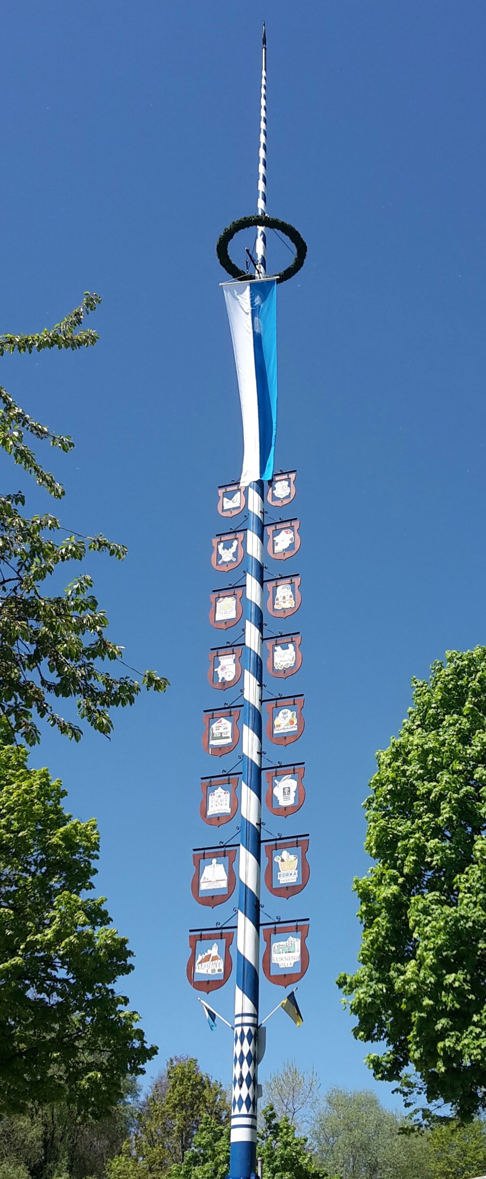 Samsung Galaxy S5 Mini sample photo. Maypole, bavaria, blue white photography