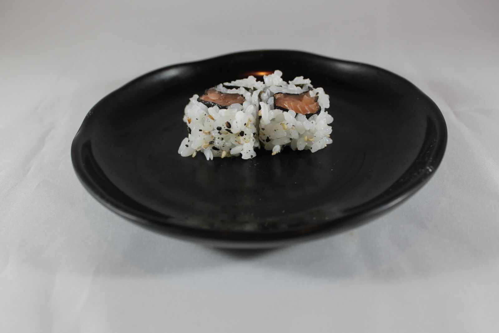 Canon EOS 500D (EOS Rebel T1i / EOS Kiss X3) sample photo. Sushi, uramaki, japanese food photography
