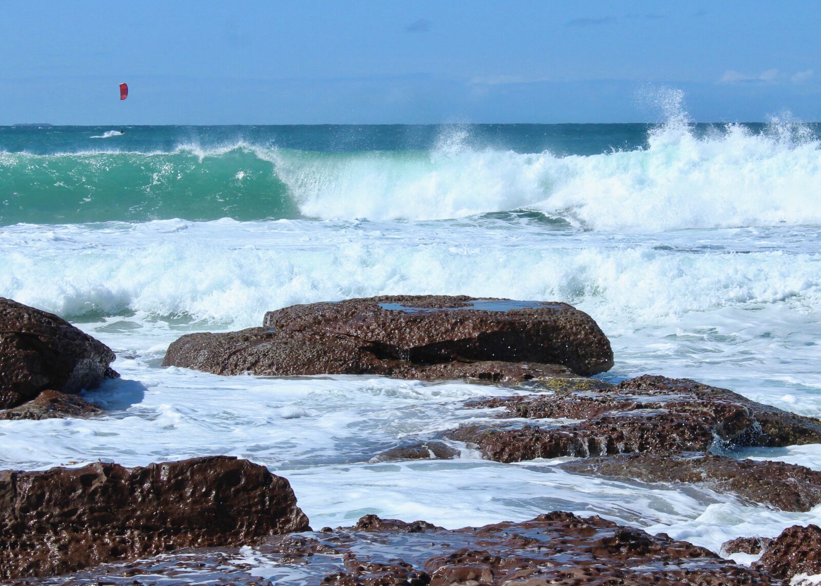 Canon EOS 1300D (EOS Rebel T6 / EOS Kiss X80) sample photo. Beach, wave, rocks photography