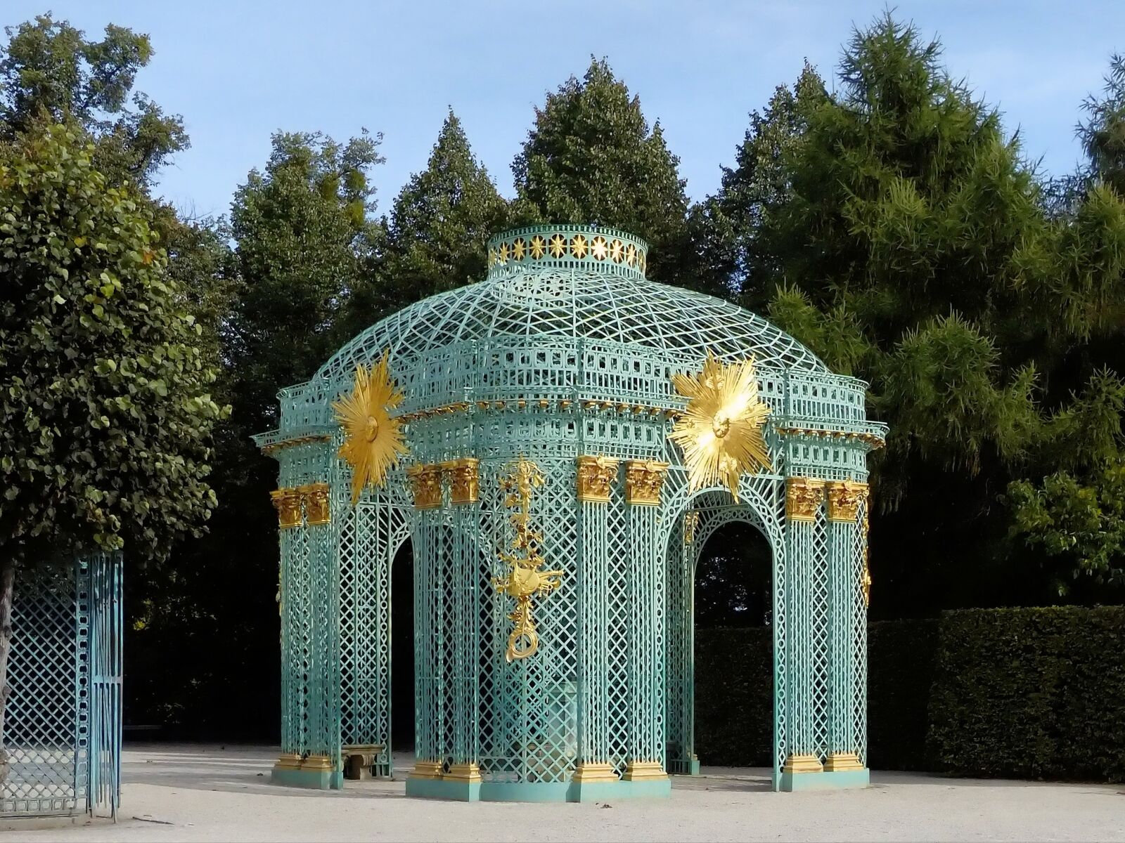 Panasonic Lumix DMC-FZ200 sample photo. Potsdam, castle, park photography