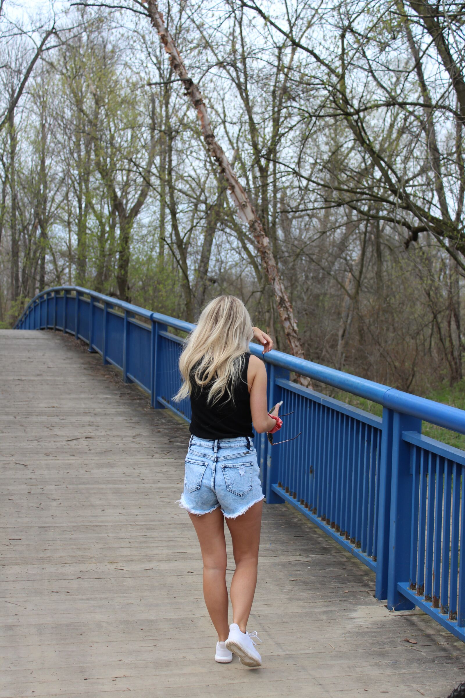 Canon EOS 1300D (EOS Rebel T6 / EOS Kiss X80) sample photo. Bridge, girl, walk photography