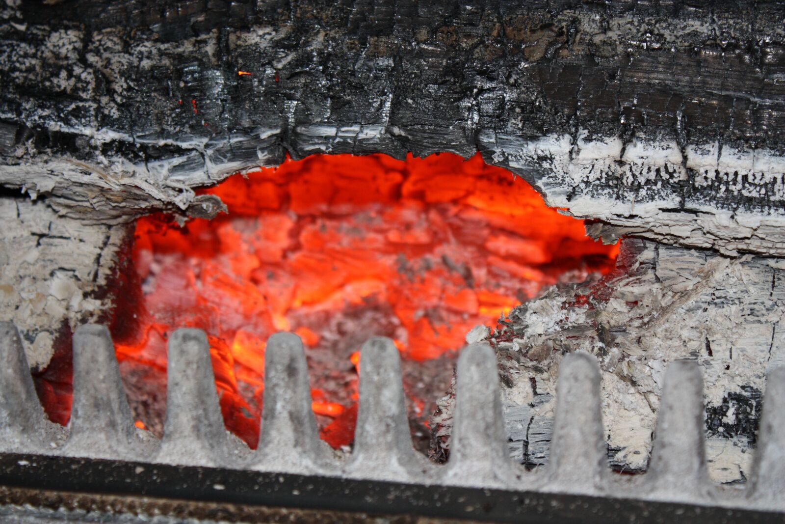 Canon EOS 450D (EOS Rebel XSi / EOS Kiss X2) sample photo. Fire, embers, fireplace photography