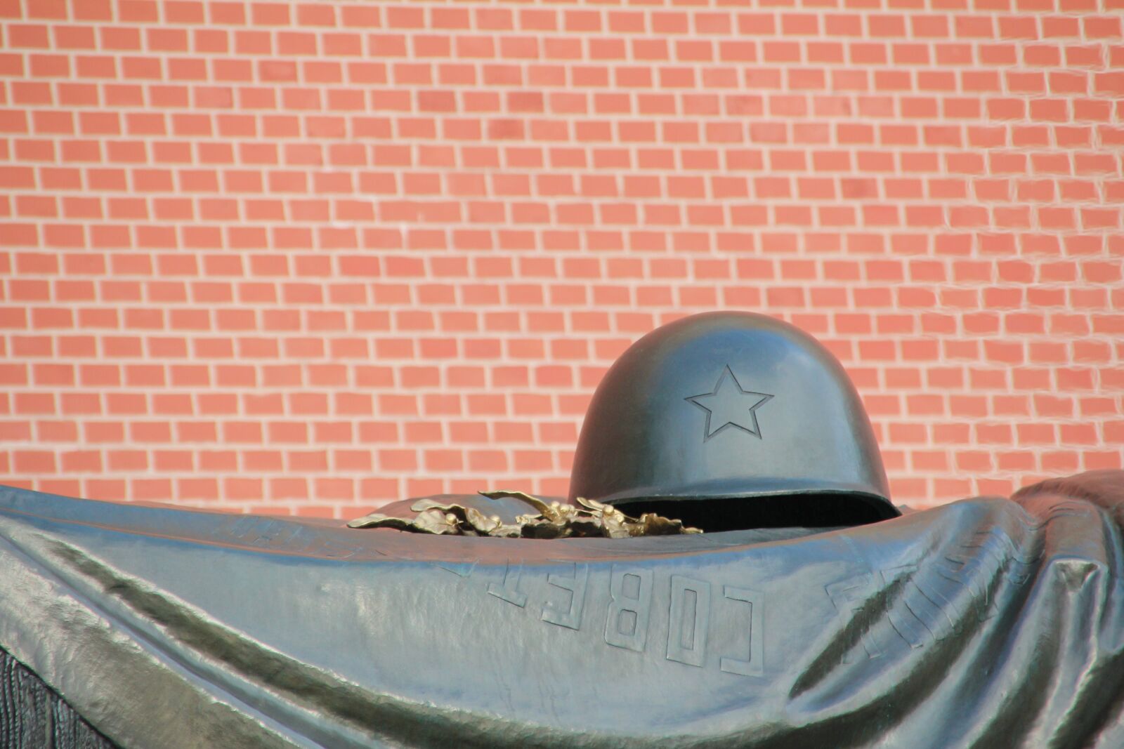 Canon EOS 600D (Rebel EOS T3i / EOS Kiss X5) sample photo. Grave, soldier, helm photography