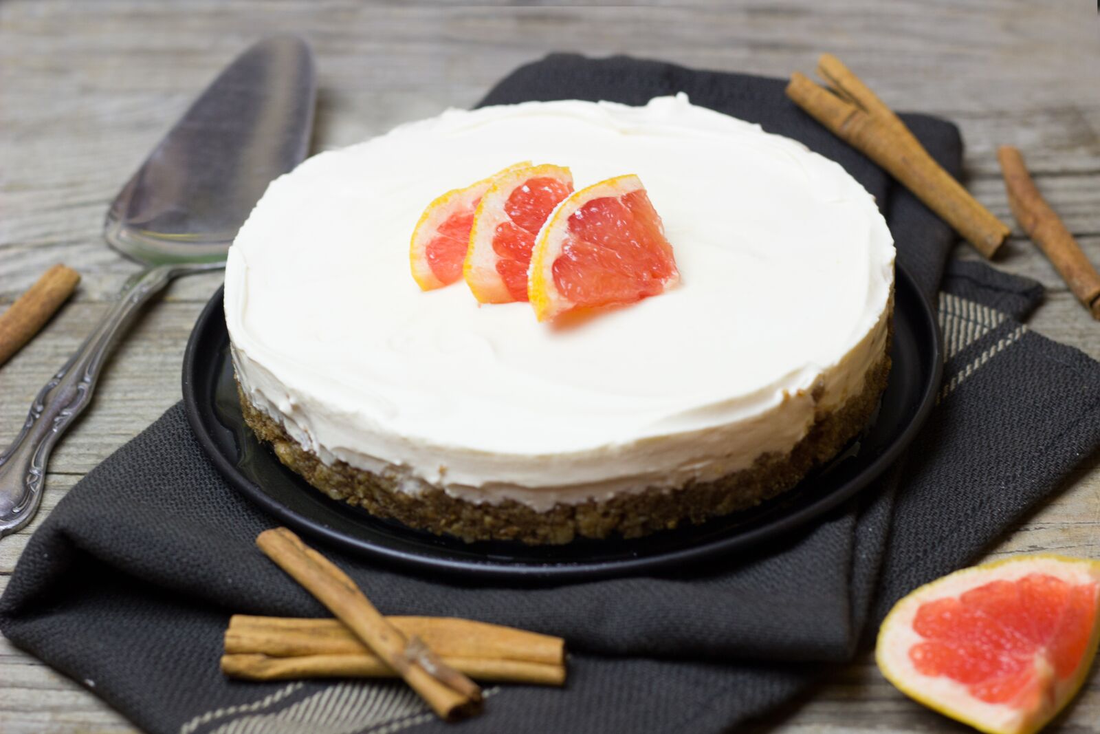 Canon EOS 600D (Rebel EOS T3i / EOS Kiss X5) + Canon EF 50mm F1.8 STM sample photo. Cake, grapefruit, cinnamon photography