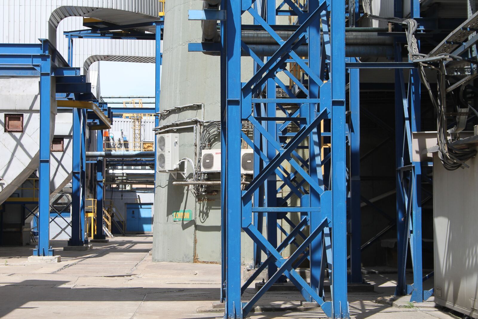 Canon EOS 500D (EOS Rebel T1i / EOS Kiss X3) sample photo. Industrial, factory, blue photography
