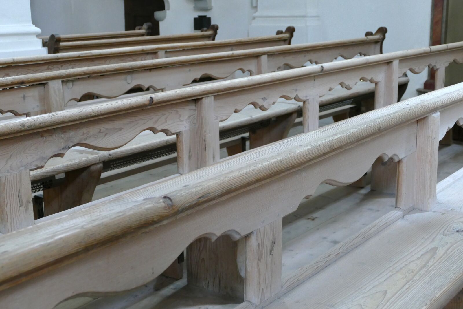 Panasonic Lumix DMC-FZ1000 sample photo. Wooden benches, stalls, pew photography