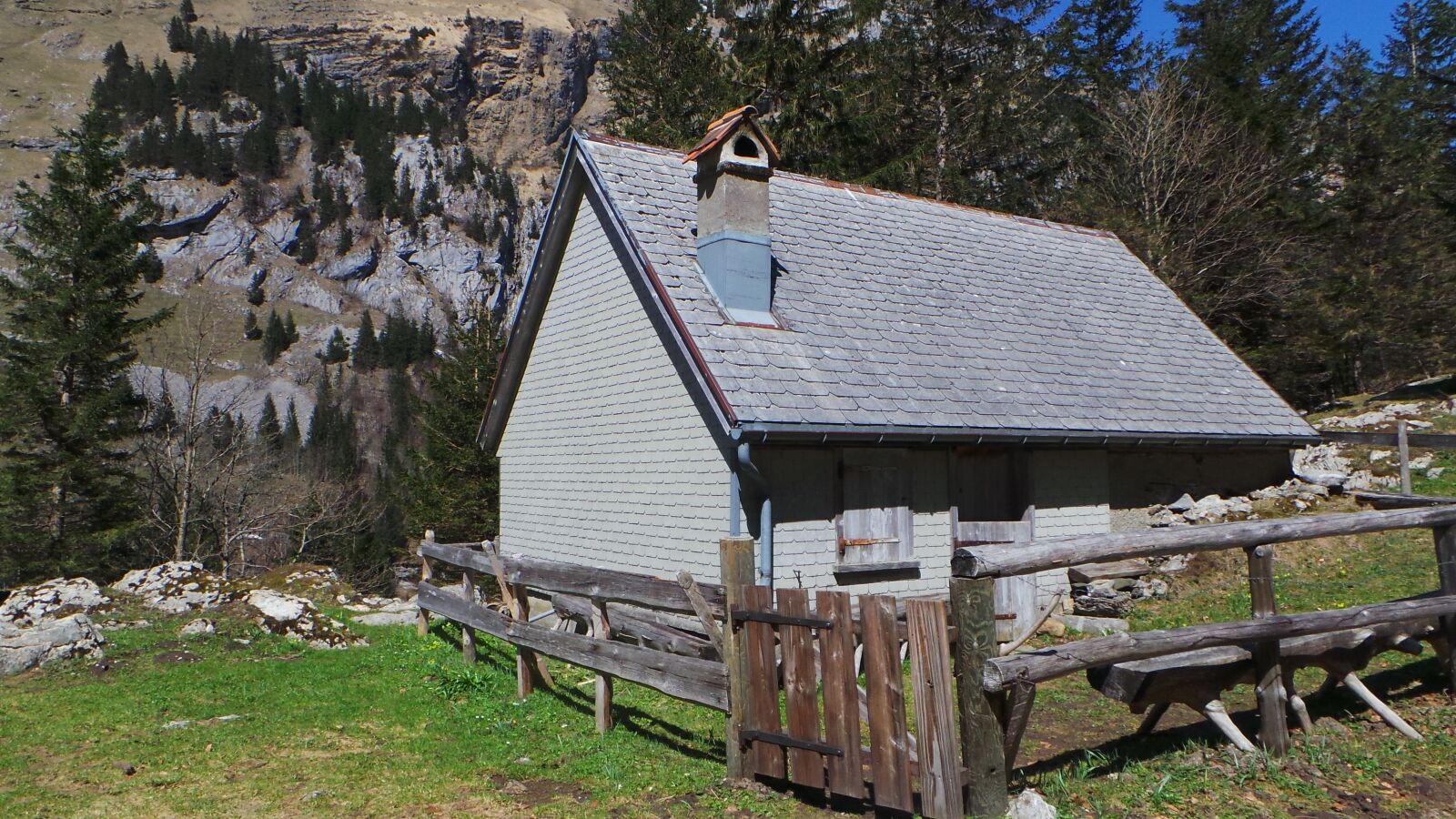 Samsung Galaxy Camera (Wi-Fi) sample photo. Alpine, mountains, house photography