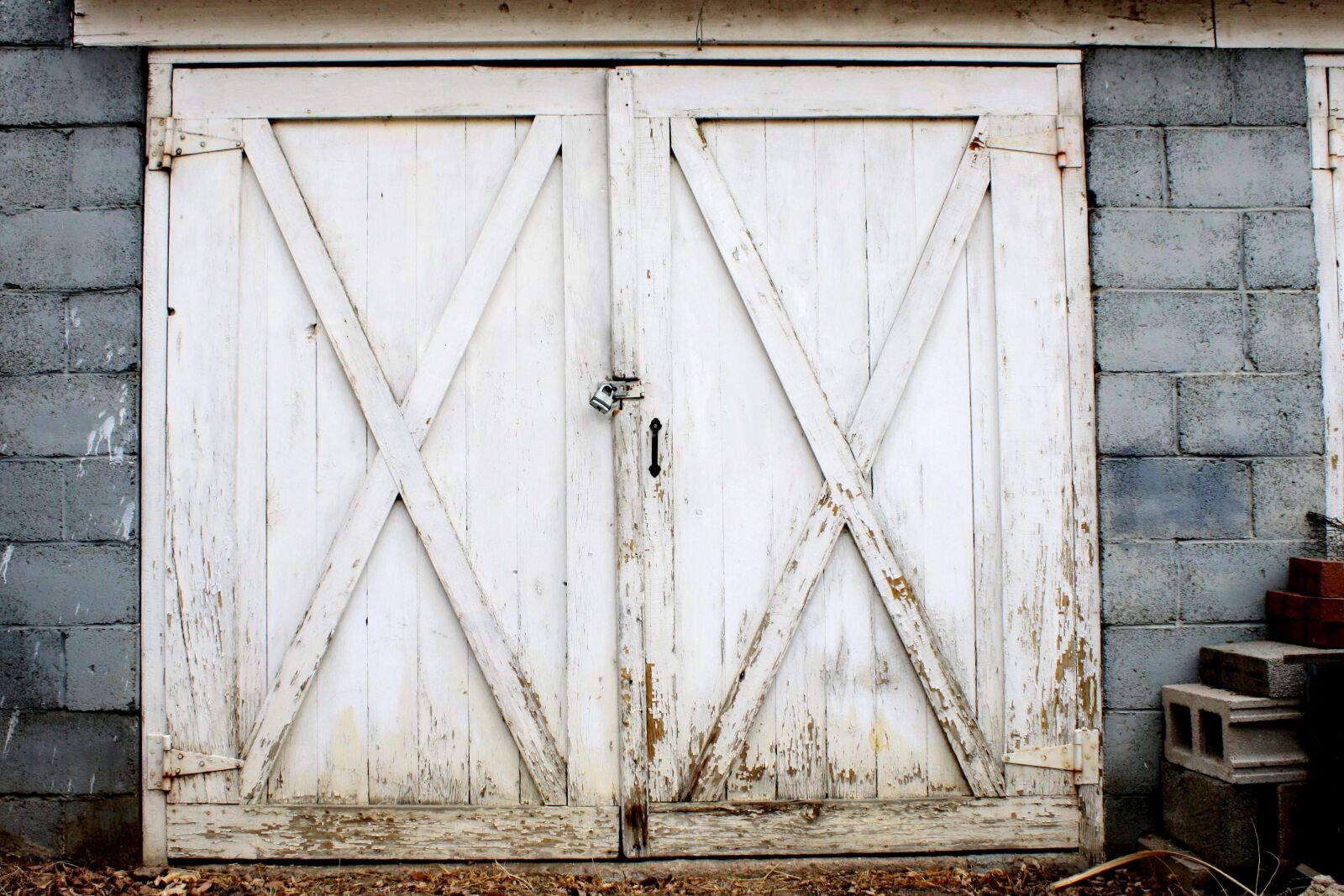 f/3.5-5.6 IS sample photo. Old garage door, white photography