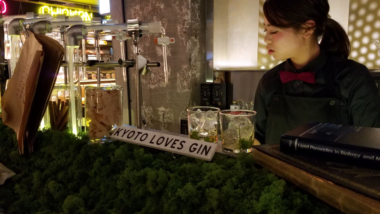 Samsung Galaxy S7 Edge sample photo. Gin, bartender, kyoto photography