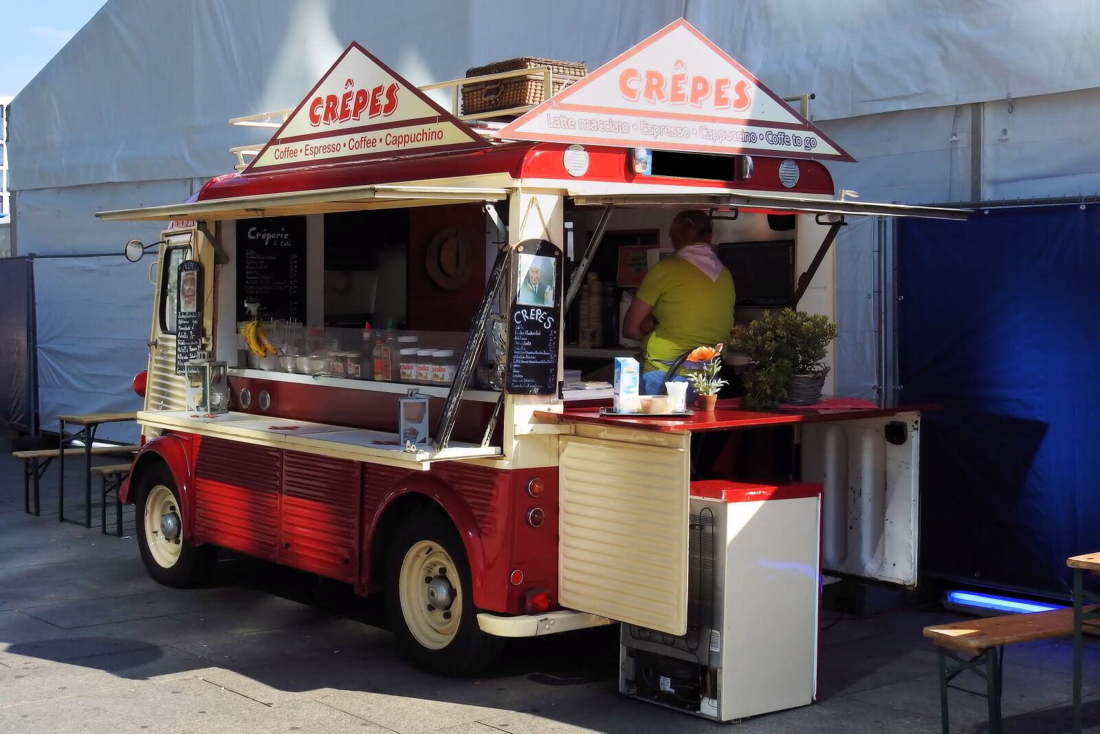Nikon Coolpix P900 sample photo. Crepes, crepes-selling cars, mobile photography