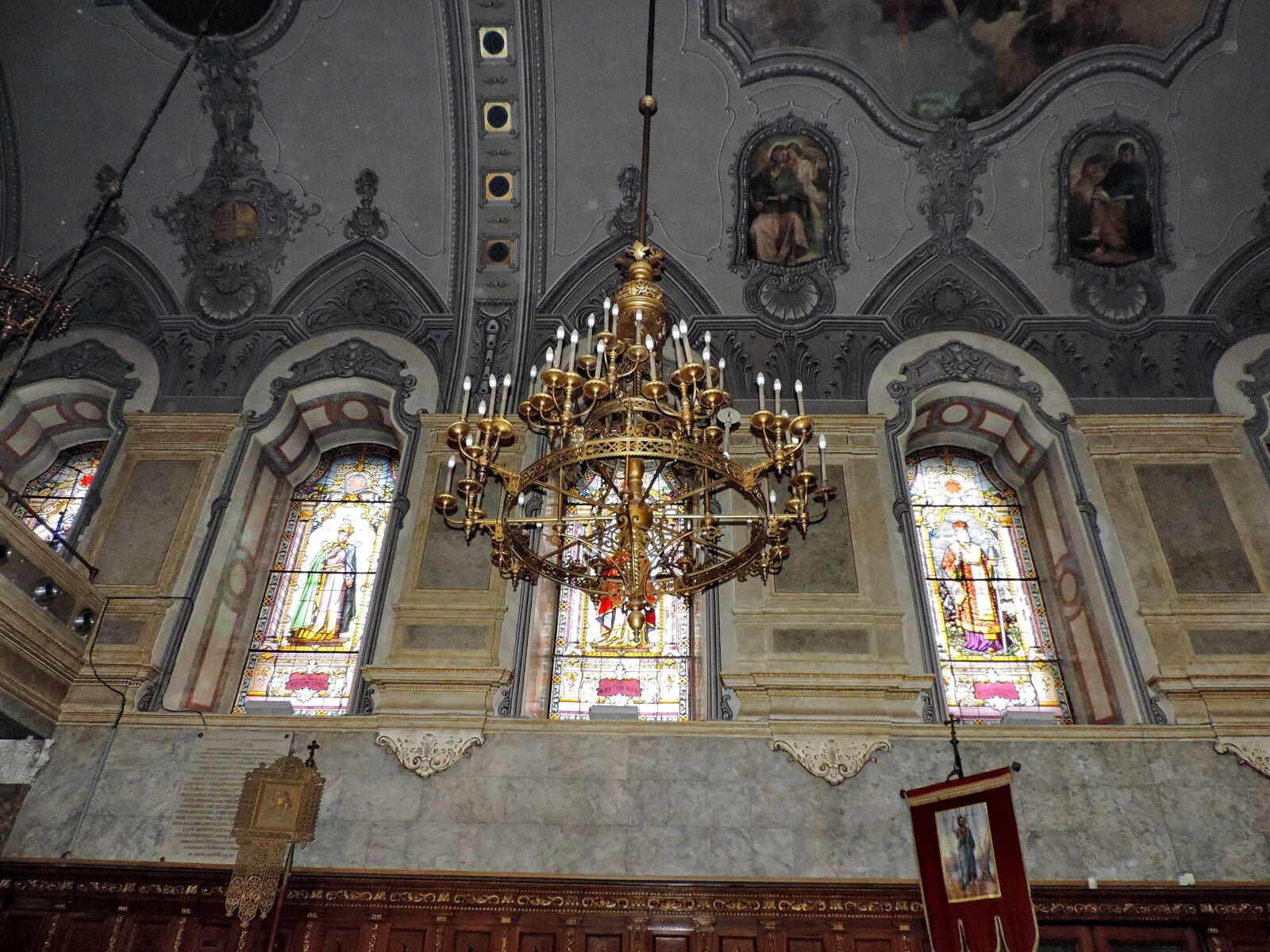 Nikon Coolpix P520 sample photo. Chandelier, altar, religion, church photography
