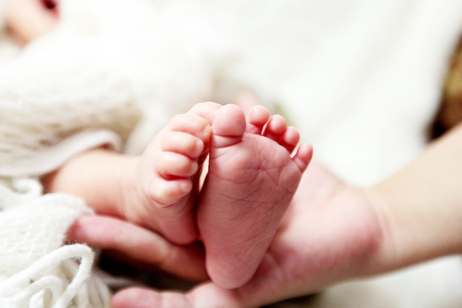 Canon EOS 5D Mark II sample photo. Baby, hand, dad photography