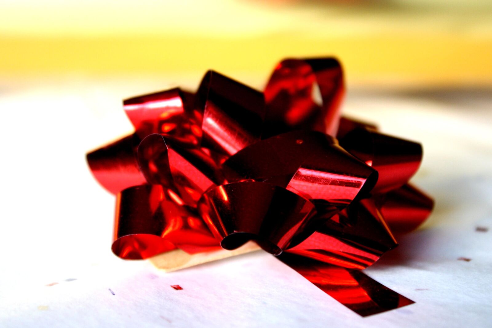 f/3.5-5.6 IS sample photo. Red, foil bow photography
