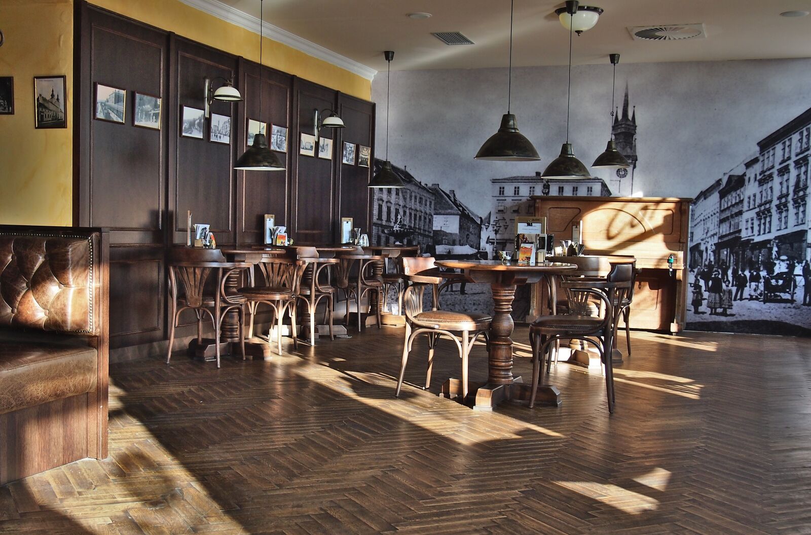 Olympus PEN E-PM1 sample photo. Old style restaurant, znojmo photography