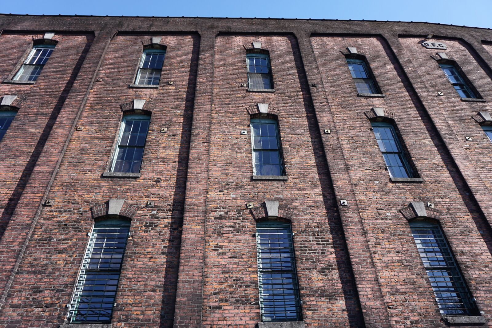 Sony a6000 sample photo. Building, brick, windows photography