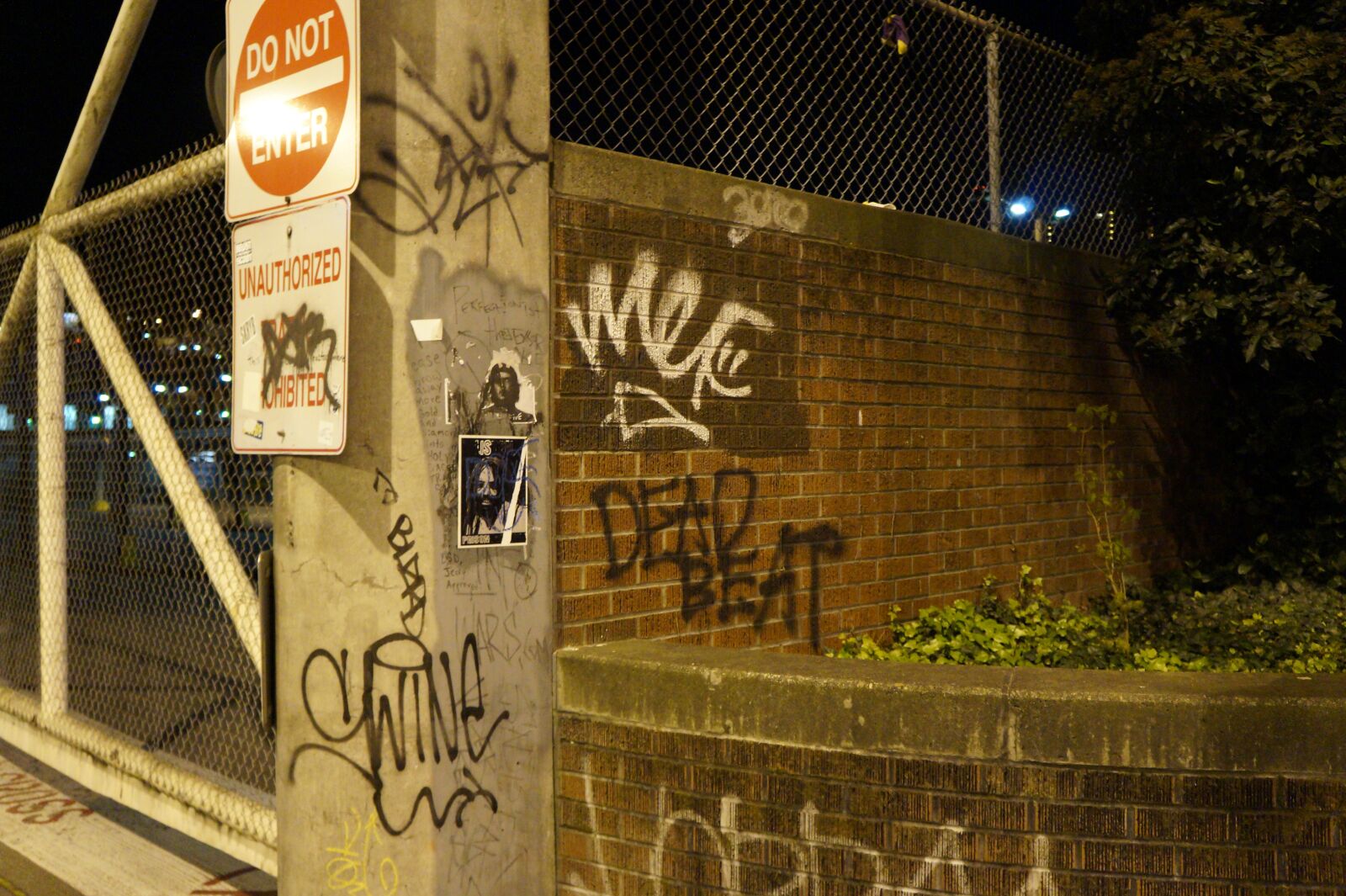 Sony Alpha a3000 + Sony E 18-55mm F3.5-5.6 OSS sample photo. Graffiti, street art, city photography