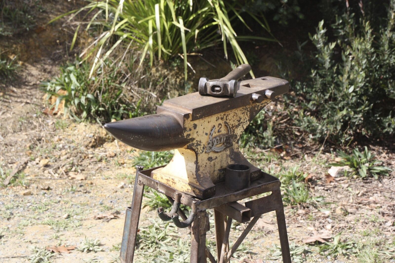Canon EOS 450D (EOS Rebel XSi / EOS Kiss X2) sample photo. Anvil, shoeing, farrier photography