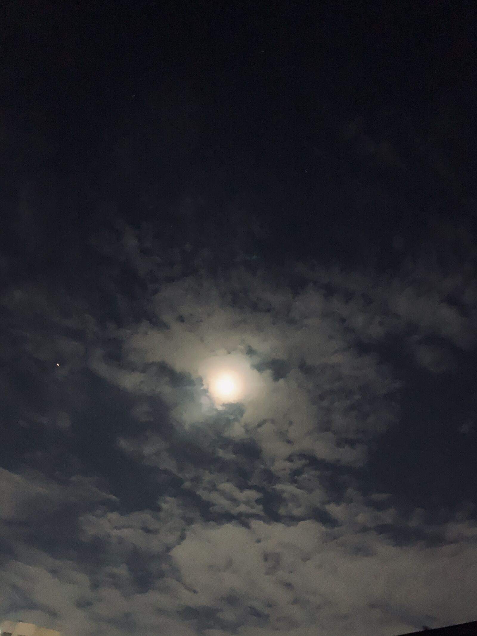 Apple iPhone XS sample photo. In the evening, moon photography