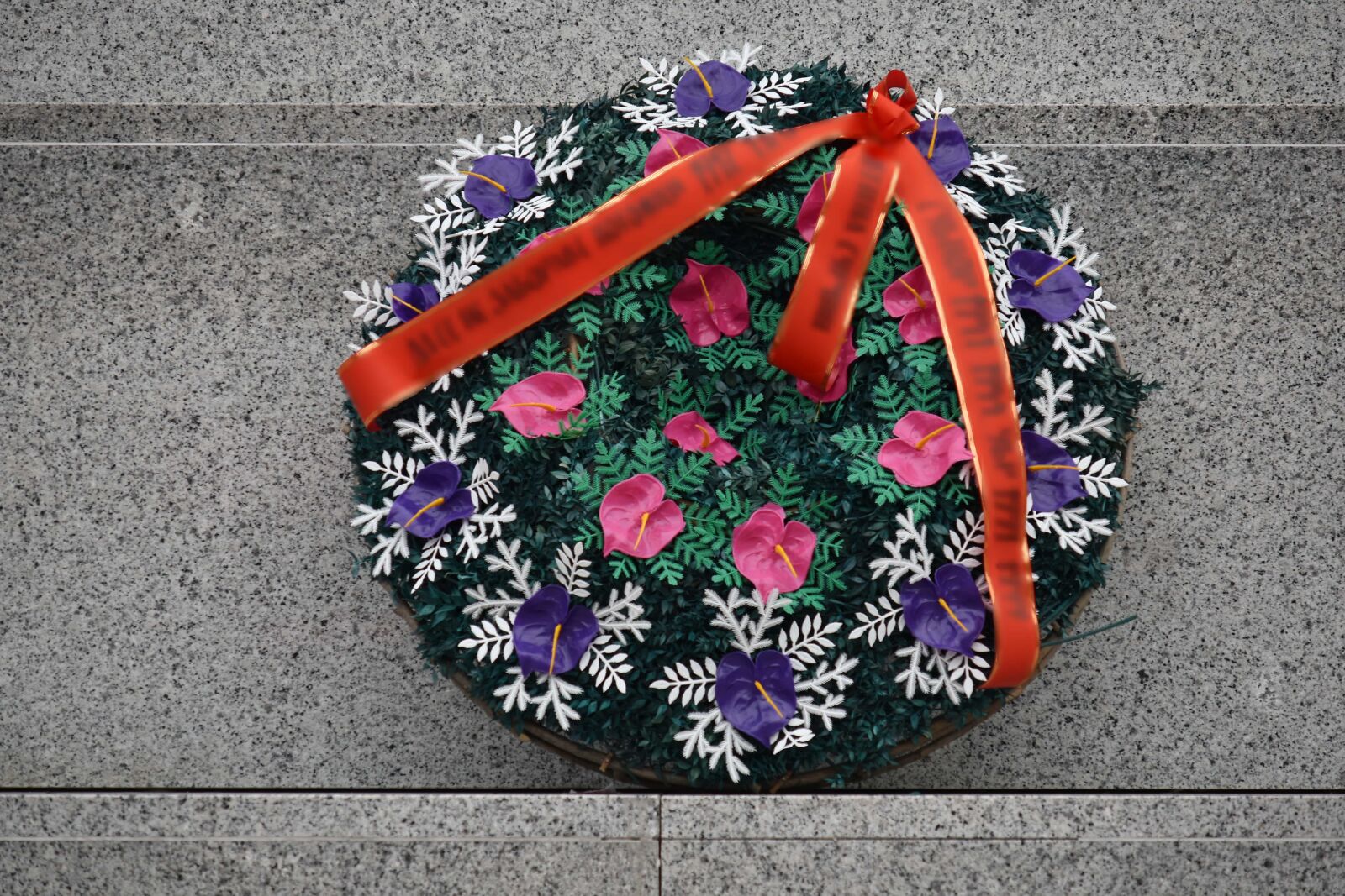 Nikon D5500 sample photo. Bouquet, flowers, grave, marble photography