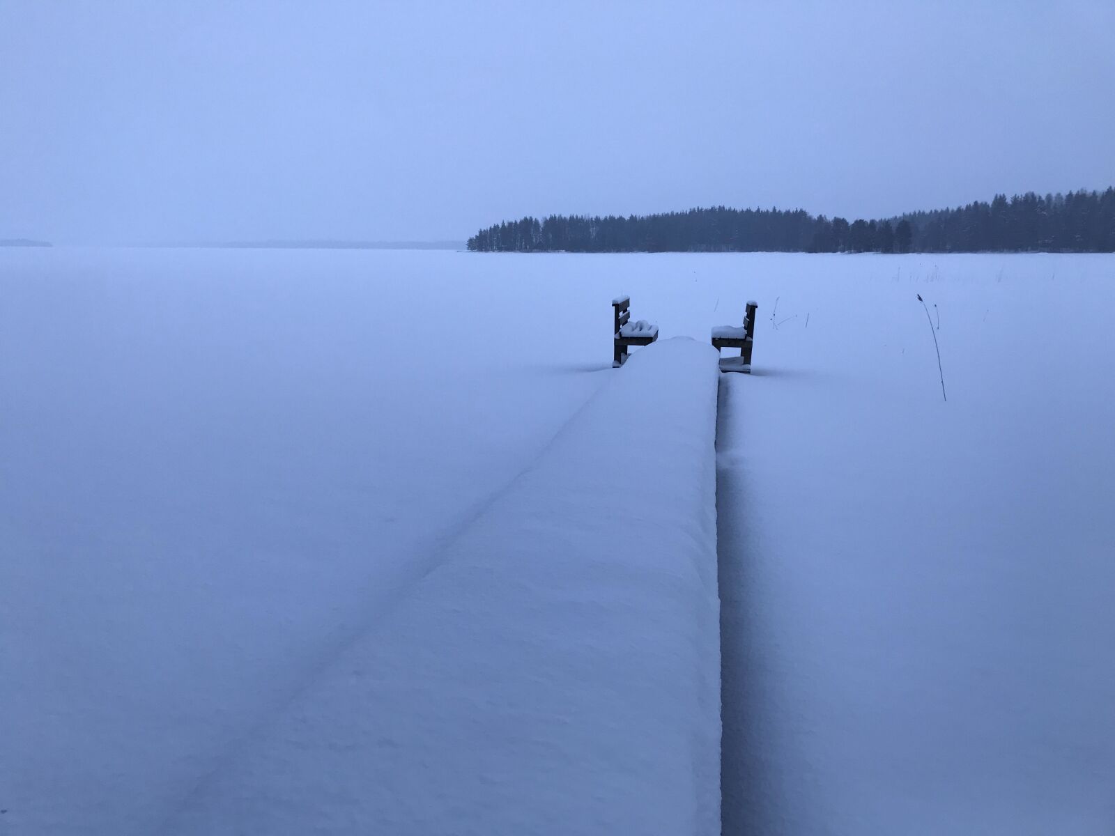 iPhone 7 back camera 3.99mm f/1.8 sample photo. Snow, lake, winter photography
