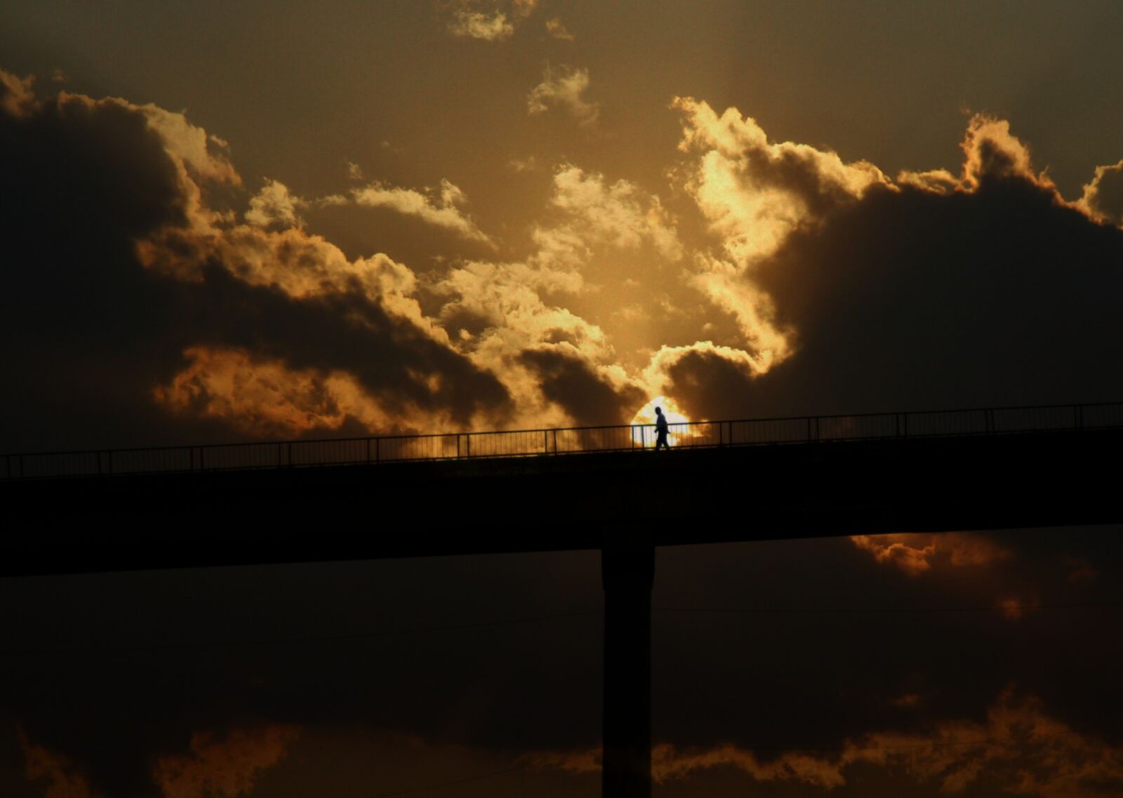 Canon EOS 700D (EOS Rebel T5i / EOS Kiss X7i) sample photo. Sunset, bridge, man photography