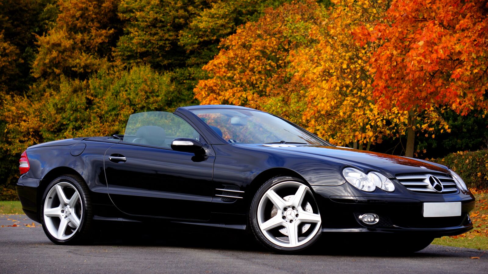 Sony Alpha NEX-5N + Sony E 55-210mm F4.5-6.3 OSS sample photo. Car, mercedes-benz, transport photography