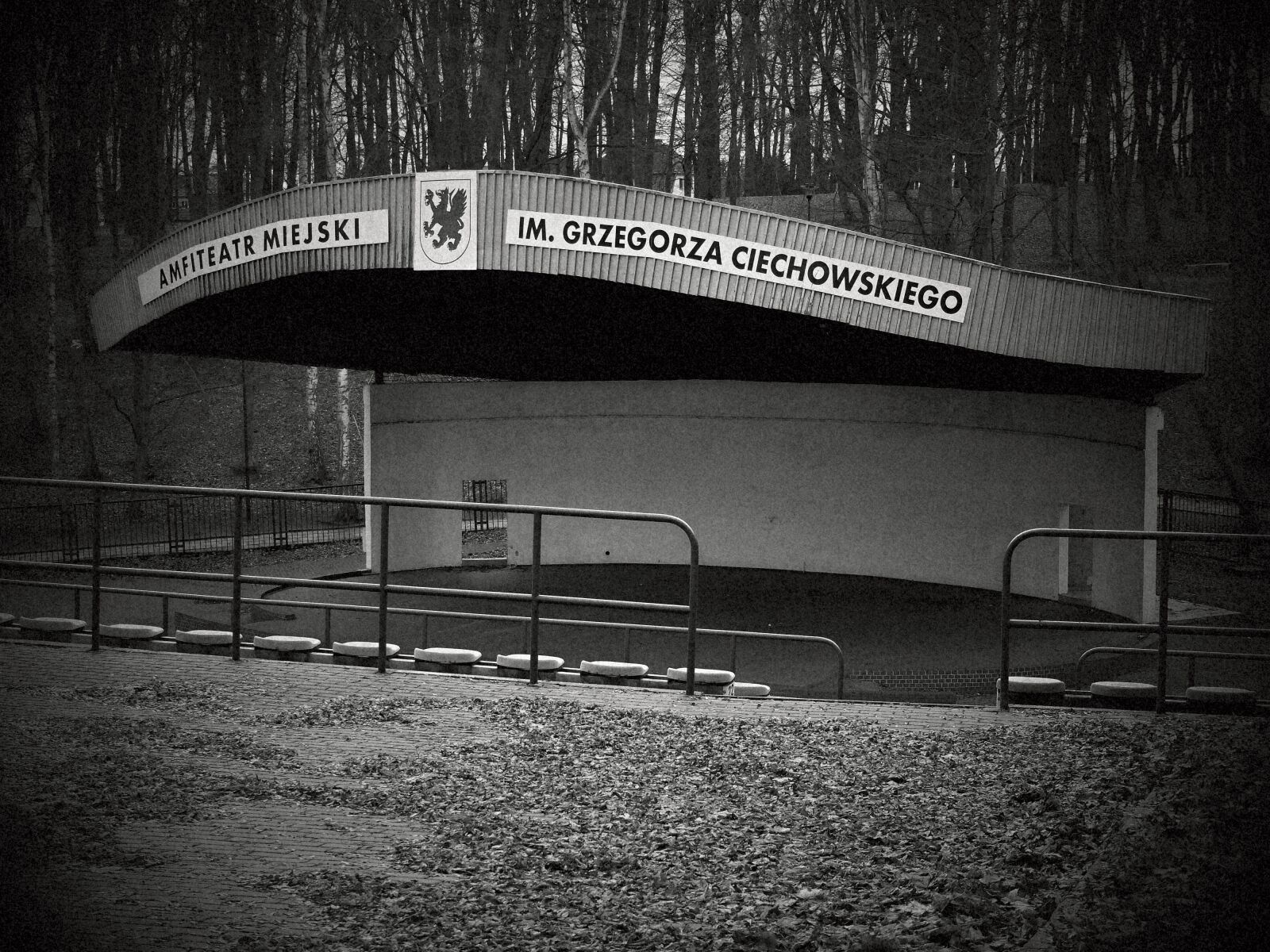 Fujifilm X30 sample photo. Amphitheater, black, and, white photography