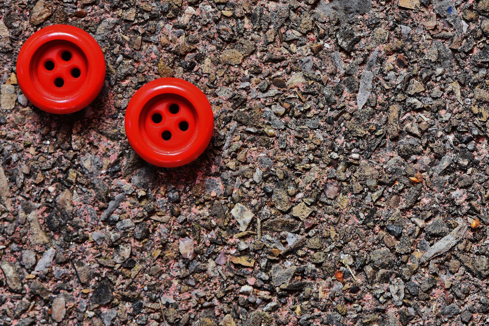 Nikon D7200 sample photo. Buttons, 4 holes, red photography