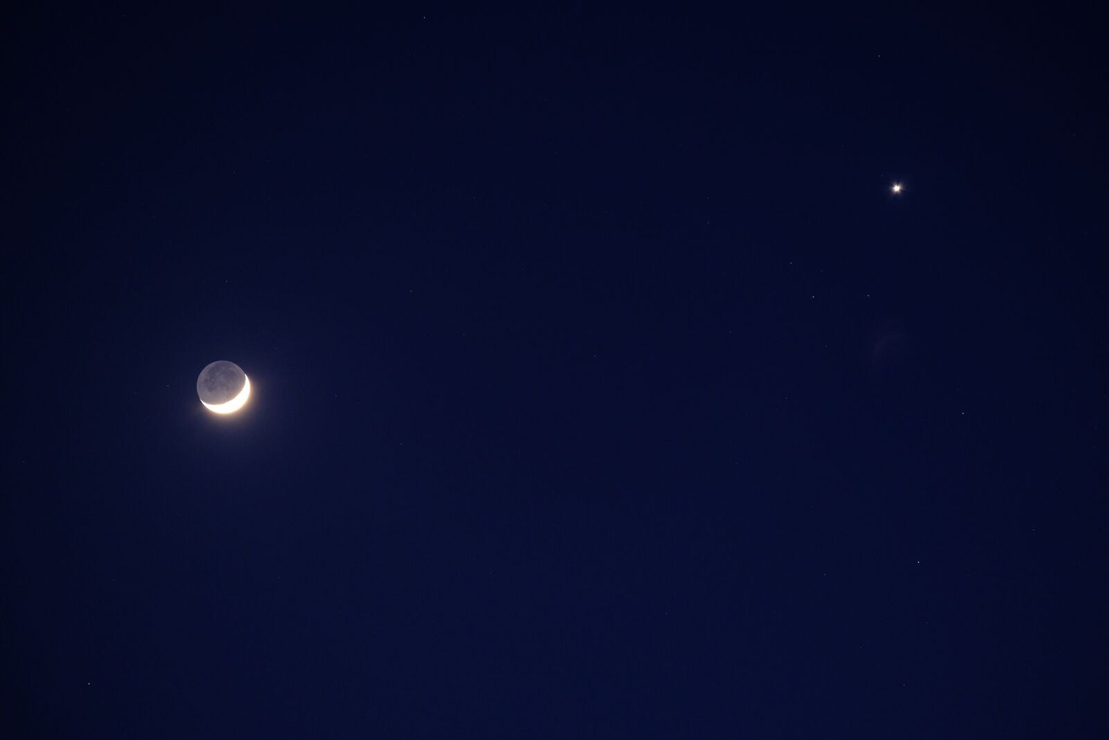 Fujifilm XF 55-200mm F3.5-4.8 R LM OIS sample photo. Moon, crescent moon, venus photography