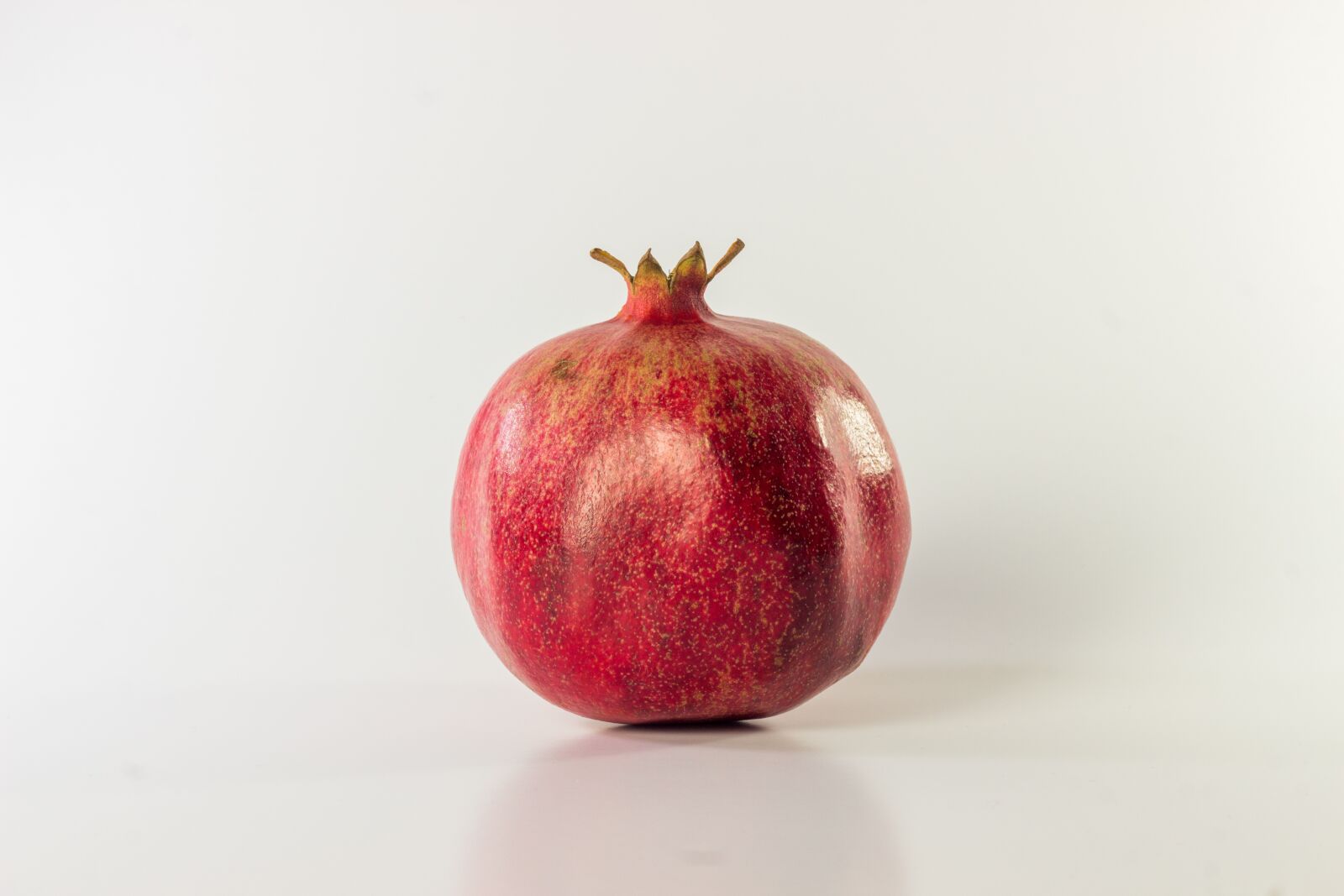 Canon EOS 600D (Rebel EOS T3i / EOS Kiss X5) + Canon EF 50mm F1.8 II sample photo. Pomegranate, fruit, vitamins photography