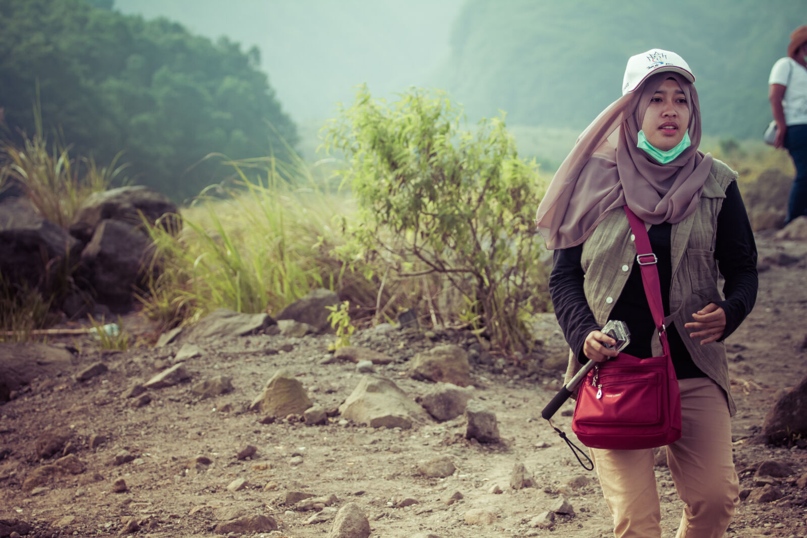 Canon EF 70-200mm F4L USM sample photo. Beautiful, girl, hiking, mountain photography