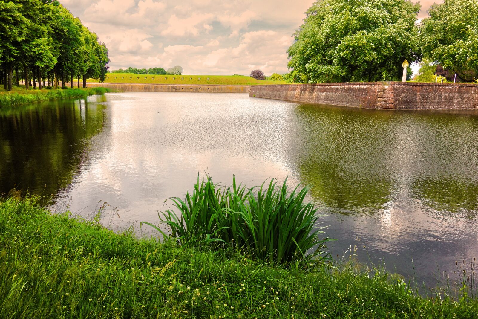 Sony Cyber-shot DSC-RX100 sample photo. Moat, banks, fortress photography