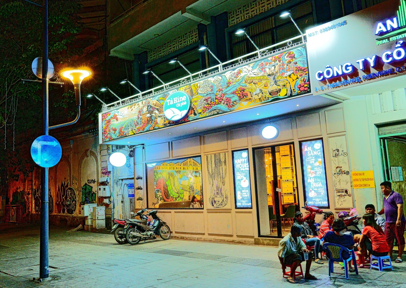 Sony FE 24-105mm F4 G OSS sample photo. Vietnam, shop, night photography