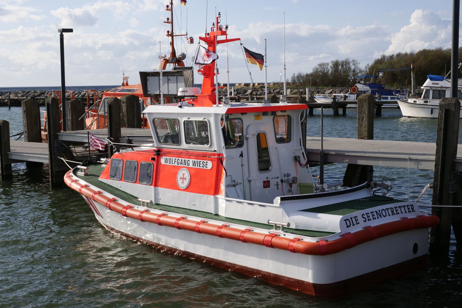 Panasonic Lumix DC-G9 sample photo. Waters, port, sea rescue photography