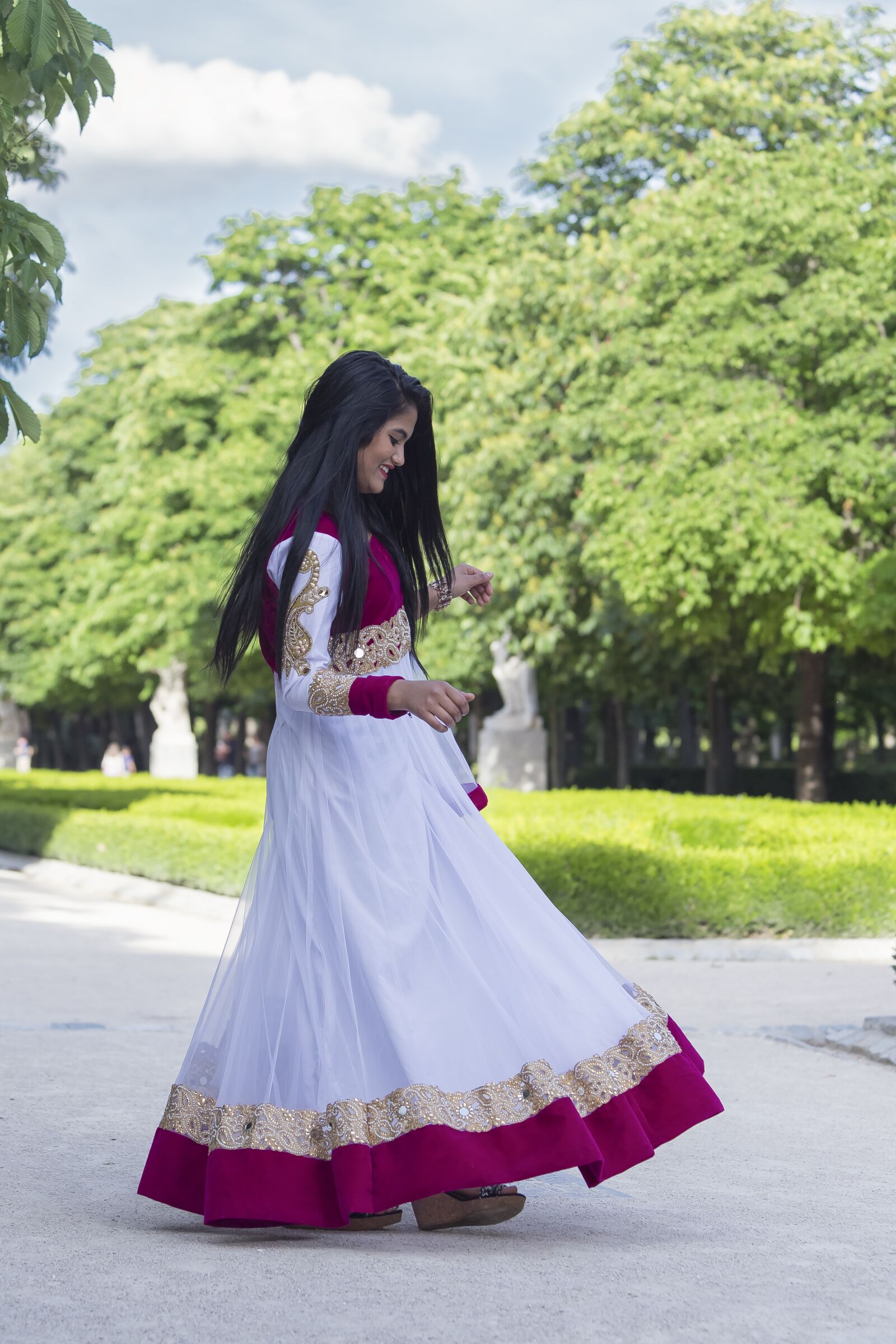 Canon EF 70-300mm F4-5.6 IS USM sample photo. Flower, women, white photography