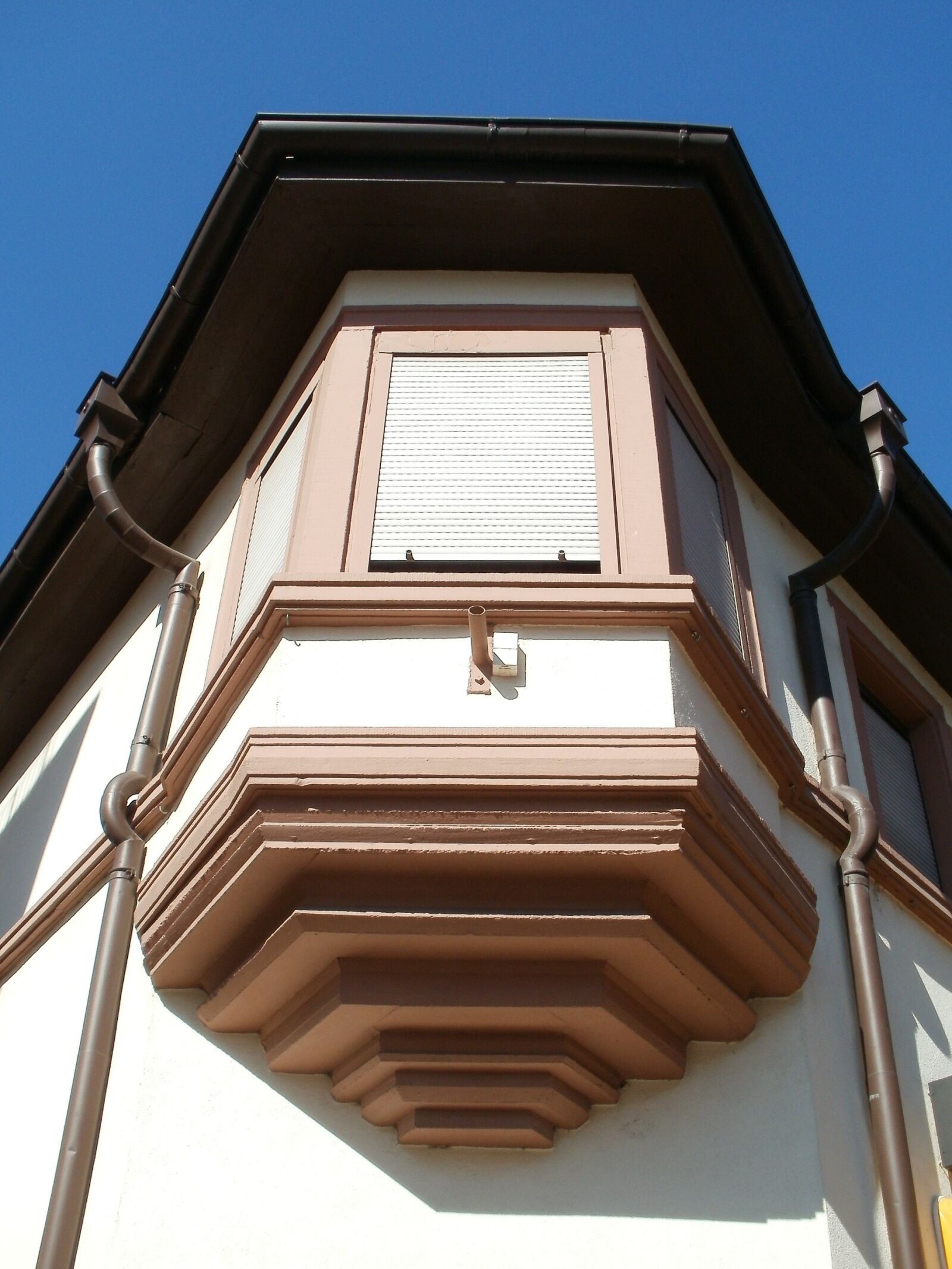 Olympus FE47,X43 sample photo. Oriel, bay, architecture photography
