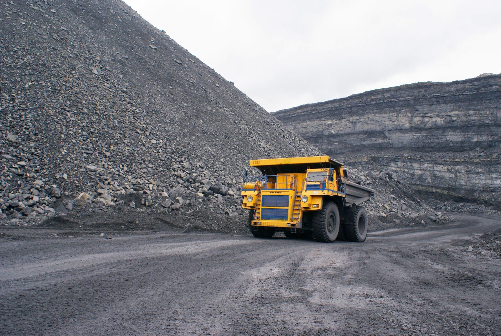Sony Alpha DSLR-A100 sample photo. Industry, dumper, minerals photography