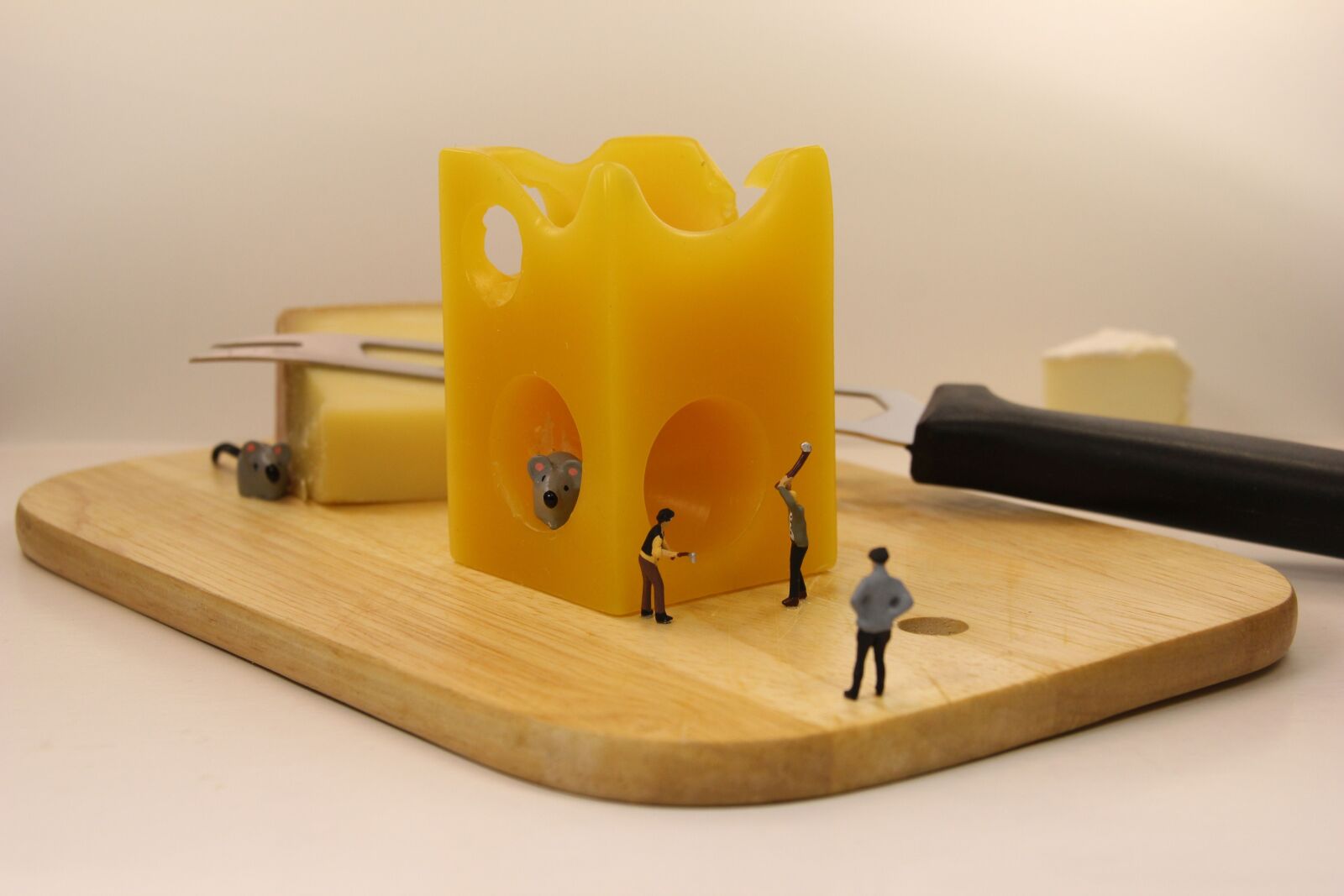 Canon EOS 550D (EOS Rebel T2i / EOS Kiss X4) sample photo. Miniature figures, mousetrap, cheese photography