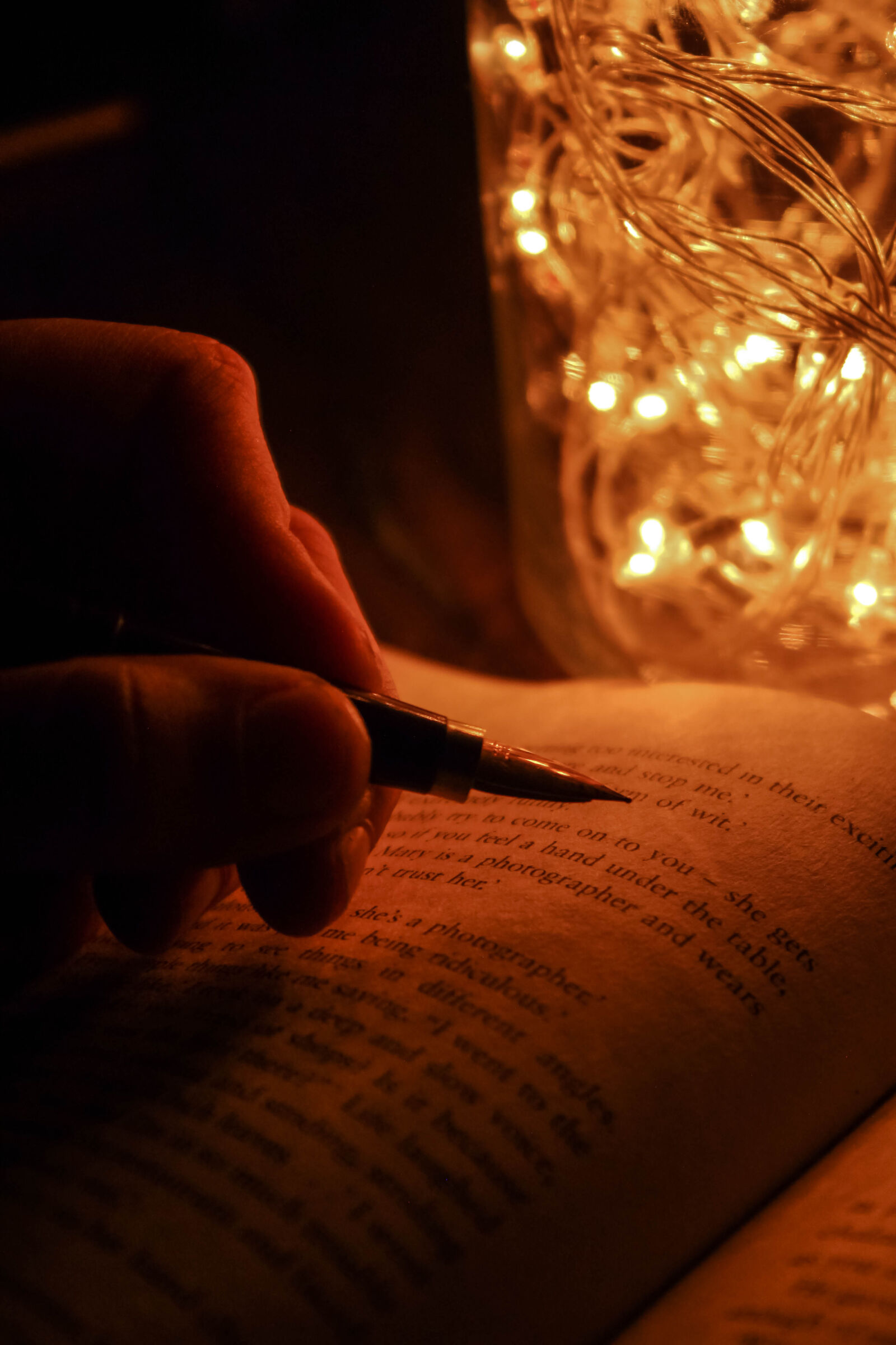 Canon EOS 1200D (EOS Rebel T5 / EOS Kiss X70 / EOS Hi) sample photo. Book, christmas, lights, fairy photography