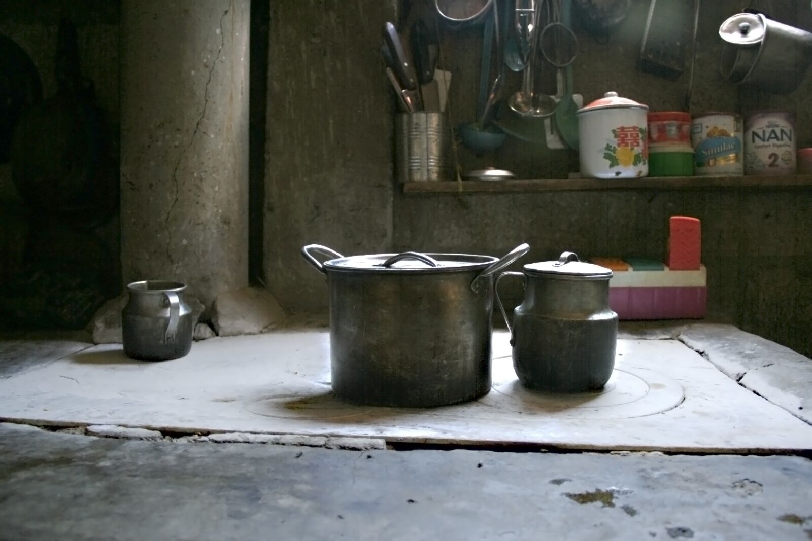 Canon EOS 350D (EOS Digital Rebel XT / EOS Kiss Digital N) sample photo. Kitchen, old, pots photography
