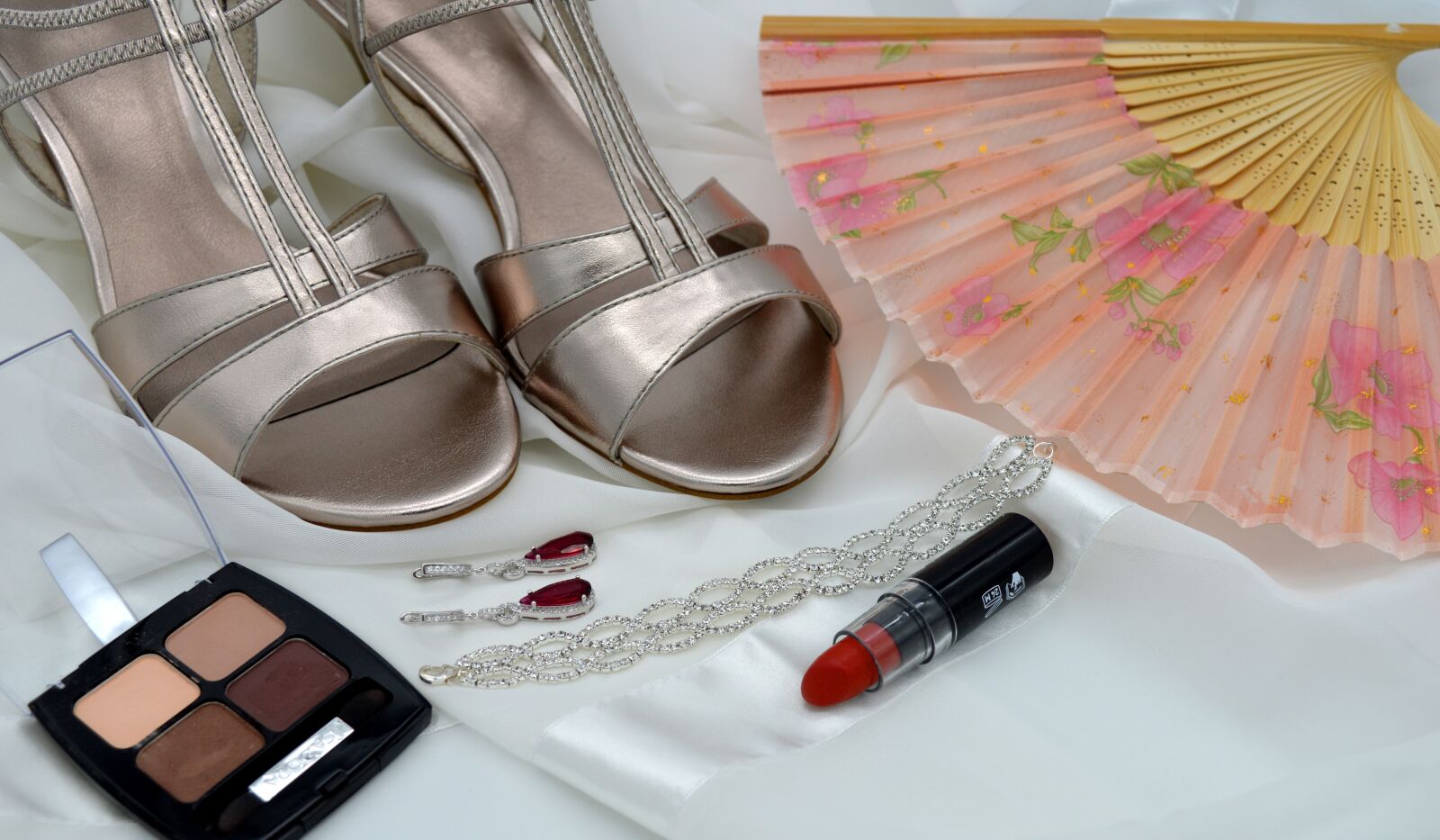 Nikon D3200 sample photo. Women's accessories, women accessories photography