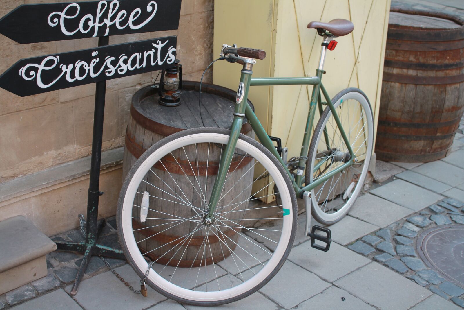 Canon EOS 1100D (EOS Rebel T3 / EOS Kiss X50) sample photo. Bike, barrel, café photography