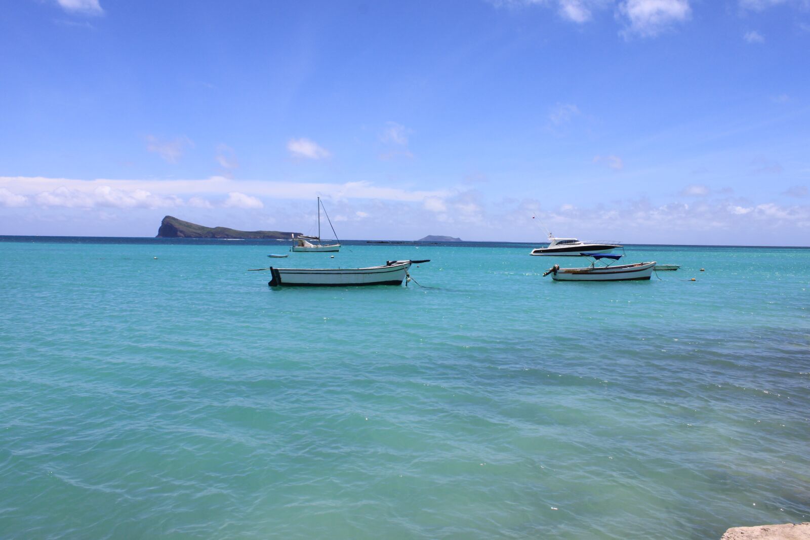 Canon EOS 500D (EOS Rebel T1i / EOS Kiss X3) sample photo. Bay, fishing boats, sky photography