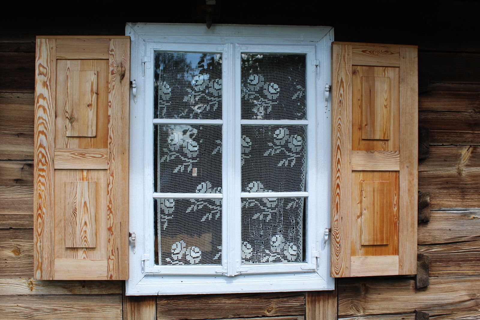 Canon EOS 1200D (EOS Rebel T5 / EOS Kiss X70 / EOS Hi) sample photo. Window, tautliner, wooden photography