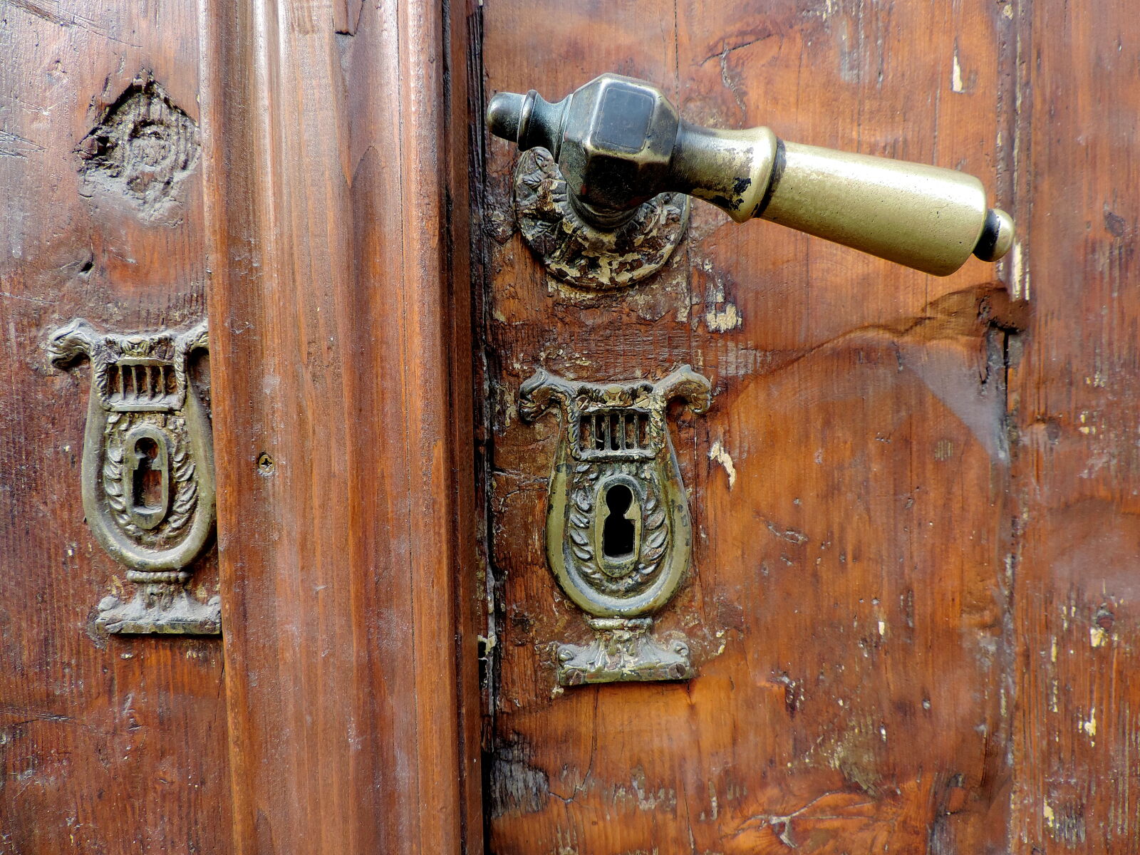 Nikon Coolpix P520 sample photo. Baroque, brass, front door photography