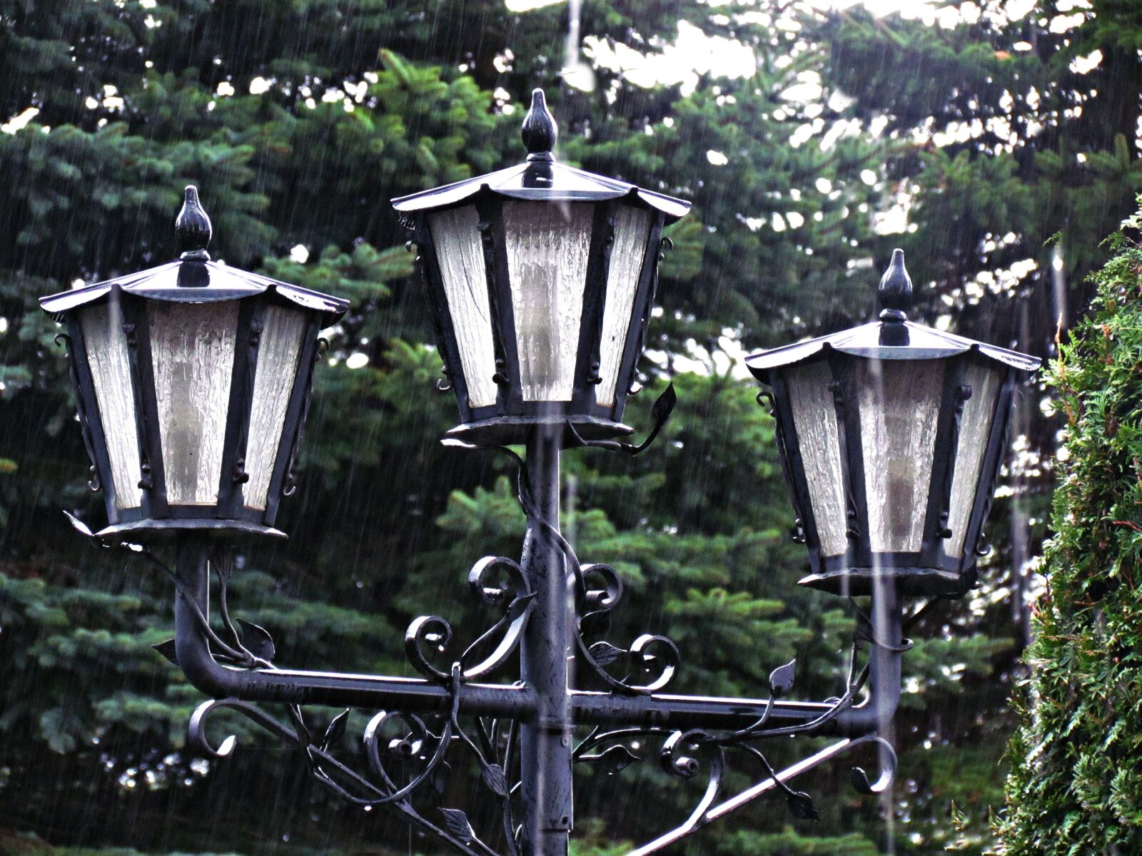 Canon PowerShot SX30 IS sample photo. Lantern, light, rain photography