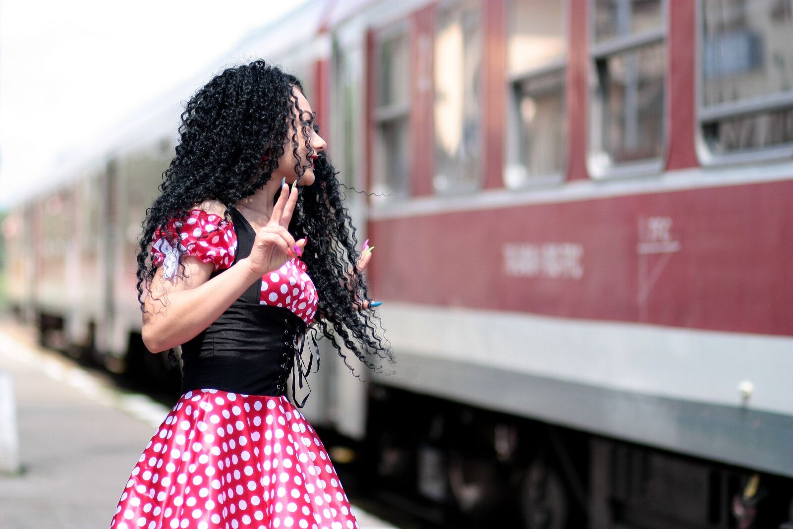 Canon EOS 450D (EOS Rebel XSi / EOS Kiss X2) sample photo. Girl, train, departure photography